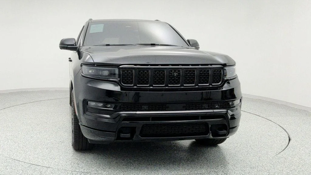 Used 2023 Diamond Black Crystal Pearlcoat Jeep Series III Obsidian 4x4 with Heavy Duty Trailer Tow Package image 2