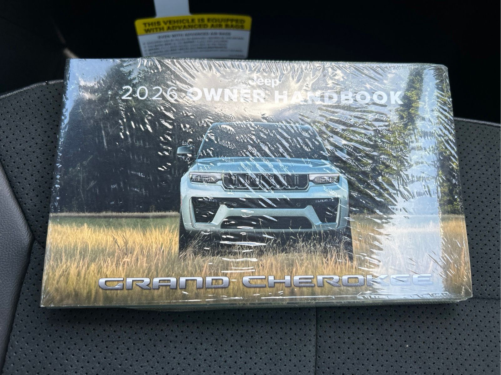 New 2026 Bright White Clear-Coat Exterior Paint Jeep Laredo Altitude image 19