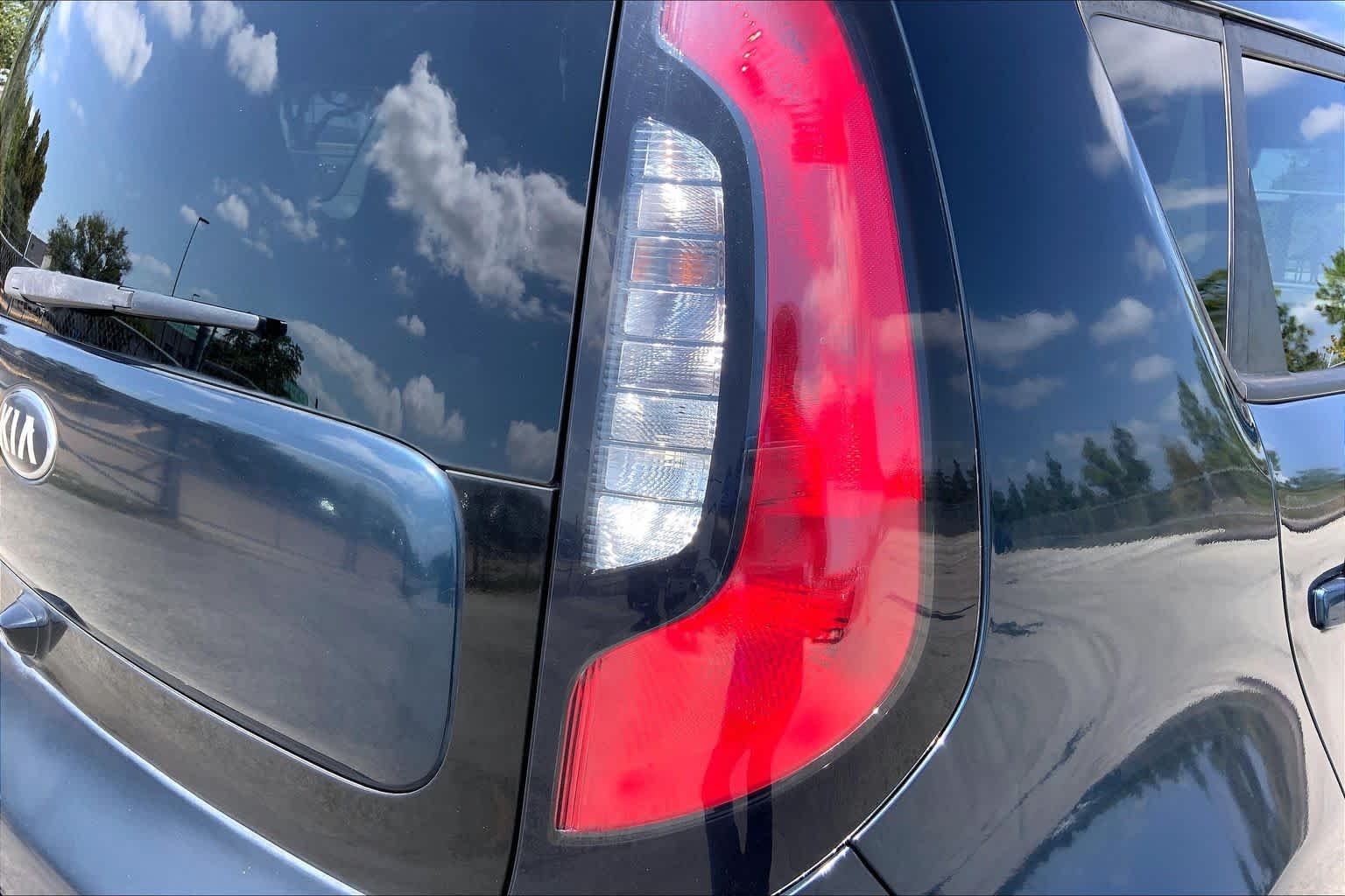 Used 2018 Mysterious Blue Kia + image 30