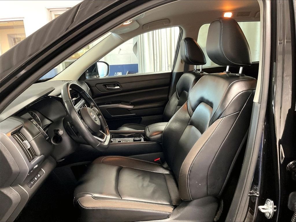 Used 2023 Super Black Nissan SL image 10