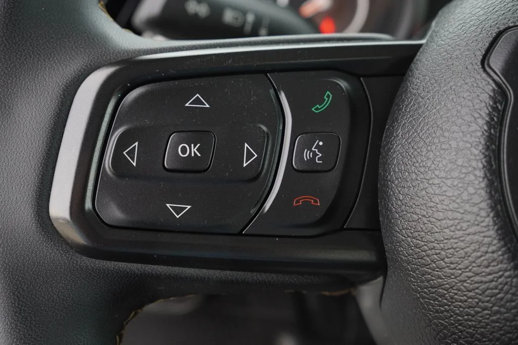 Used 2025 White Jeep Sport S image 18