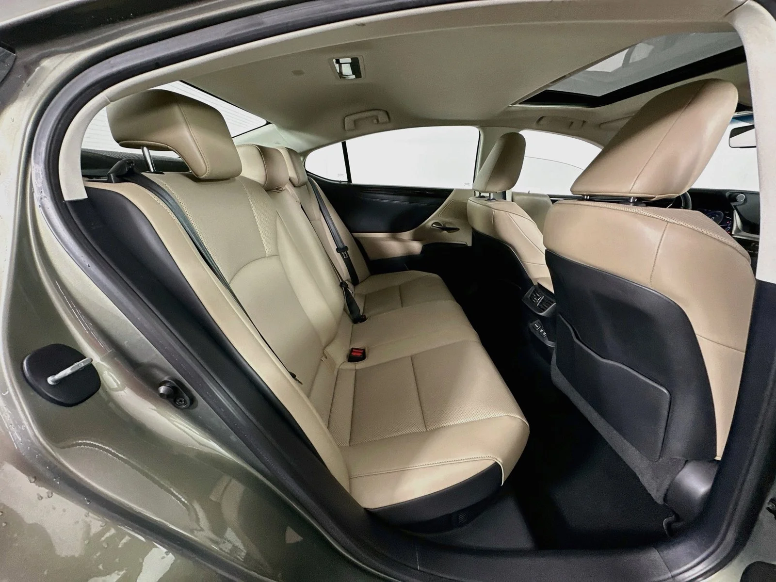 Used 2020 Green Lexus 300h image 28