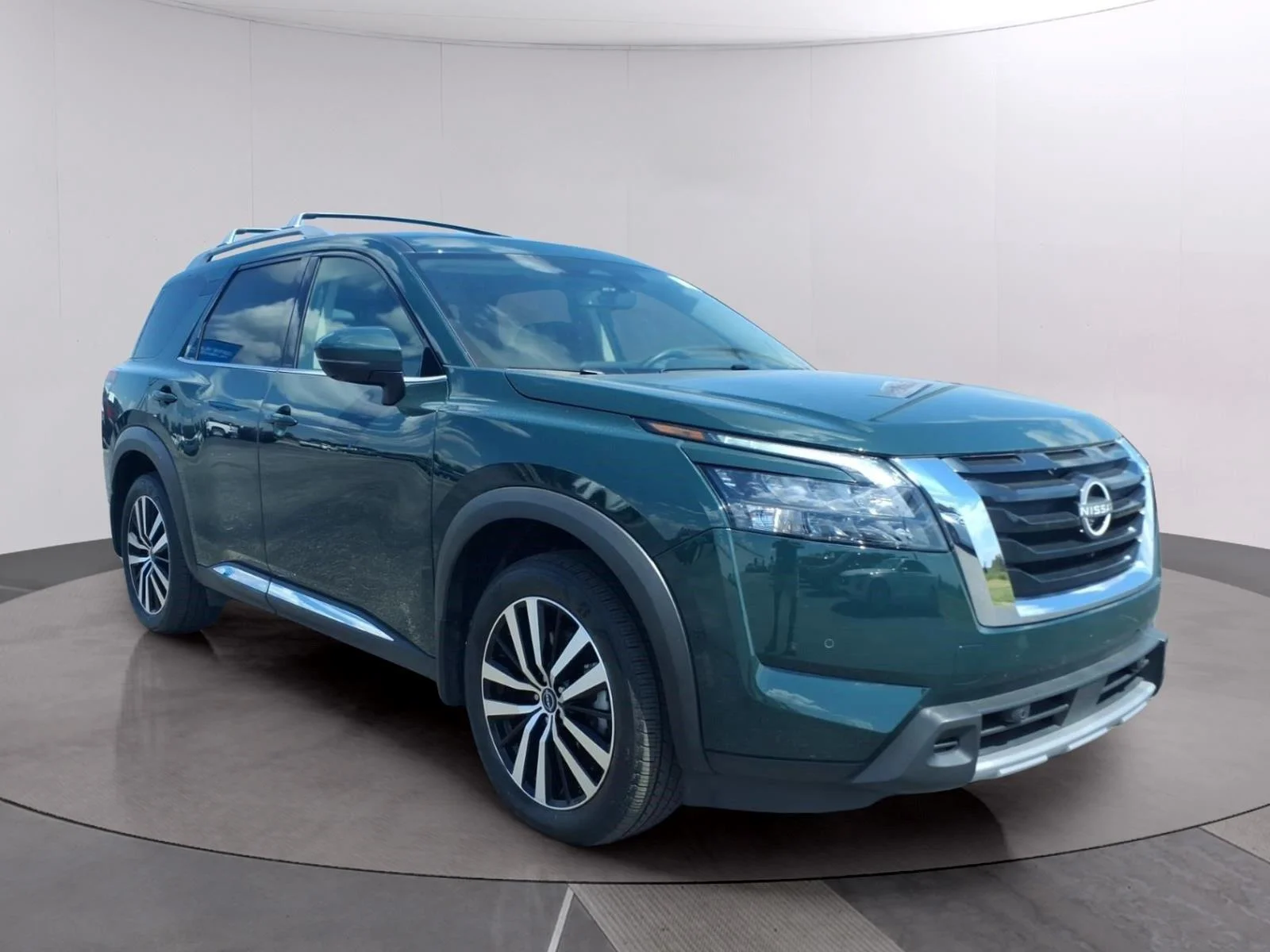 Used 2025 Obsidian Green Pearl Nissan Platinum image 4