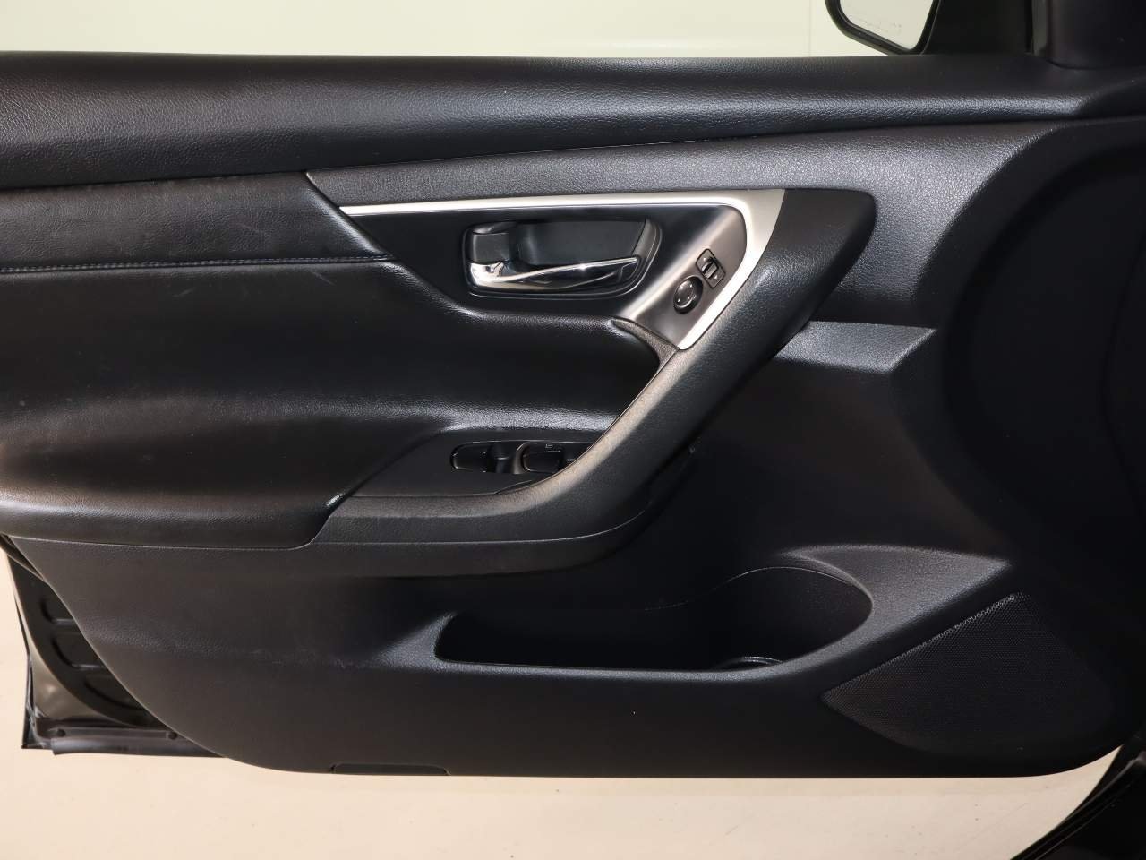 Used 2018 Black Nissan 2.5 SR image 16