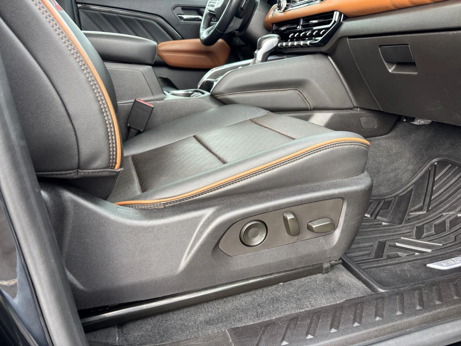 Used 2023 Onyx Black GMC 4WD AT4 image 41
