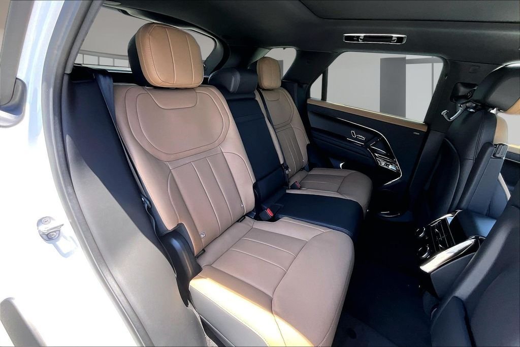 New 2026 FUJI WHITE Land Rover Dynamic SE image 10