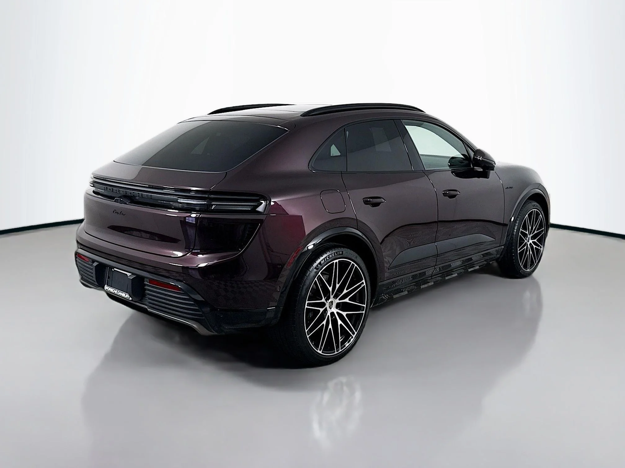 2025 Porsche Macan Turbo Electric - Photo 9