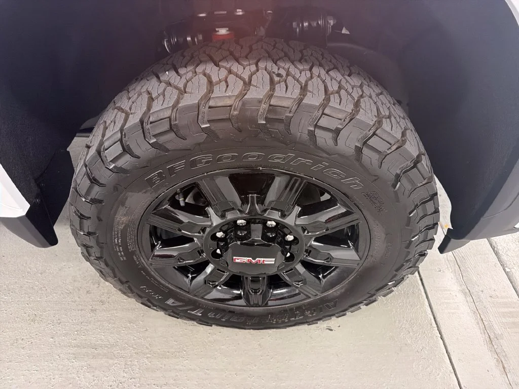 New 2026 Summit White GMC AT4 image 4