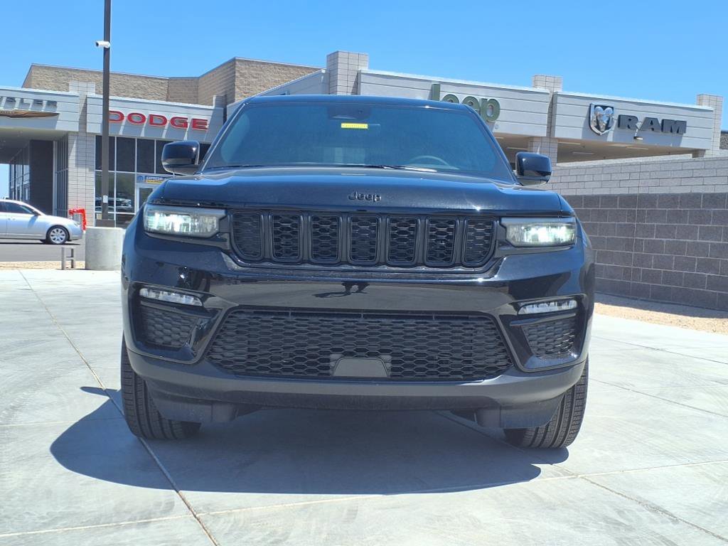 New 2025 Diamond Black Crystal Pearl-Coat Exterior Paint Jeep Limited image 2