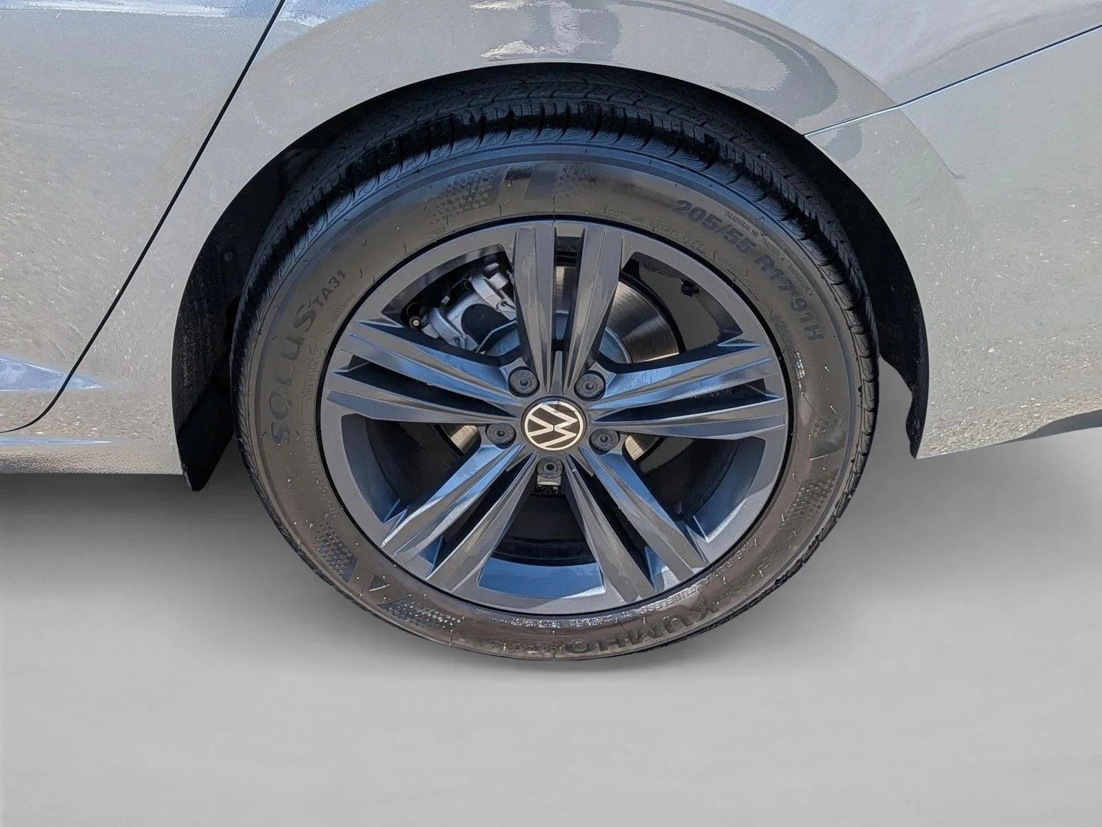 Used 2024 Silver/Gray Volkswagen SE image 22