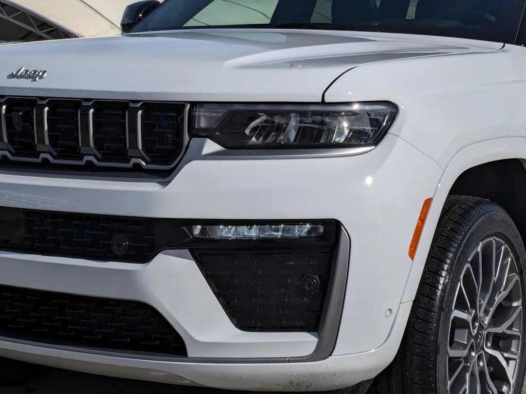 New 2026 White Jeep Summit - - 4x4 - Pano Sunroof - Palermo Lthr - Head-Up Display - Night Vision & More! image 12
