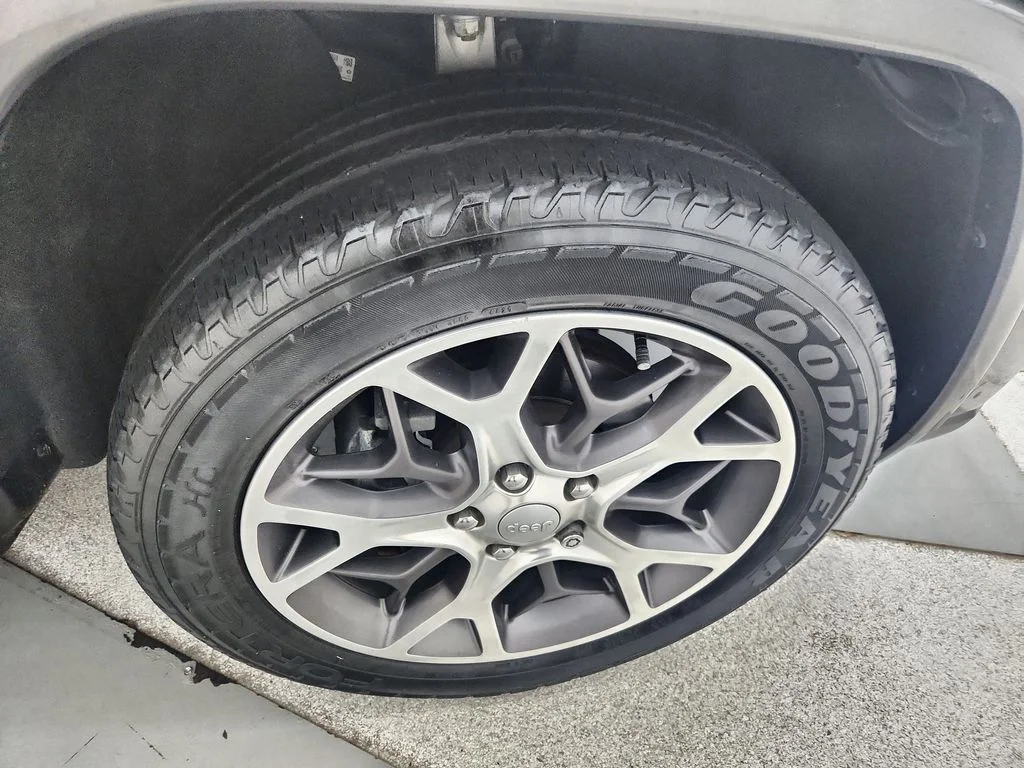 Certified Used 2018 Gray Jeep Limited image 39