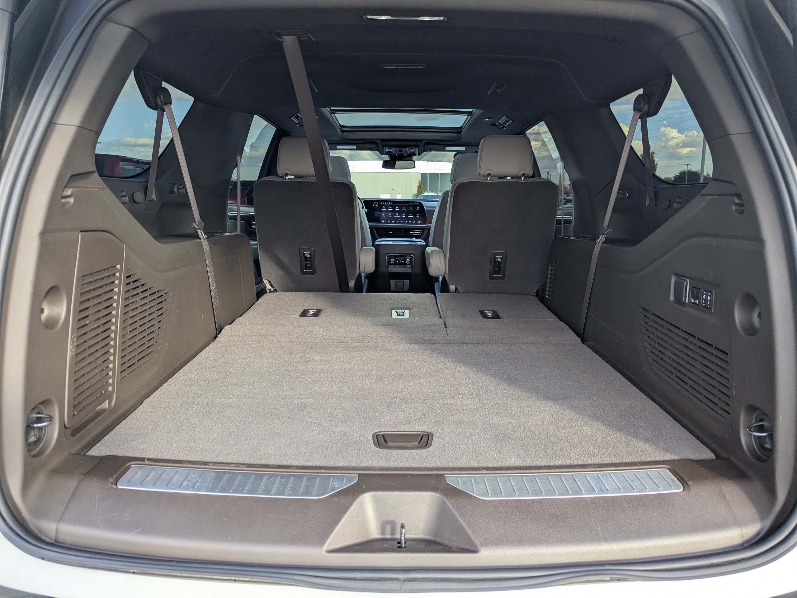 2025 Chevrolet Suburban Z71 - Photo 40