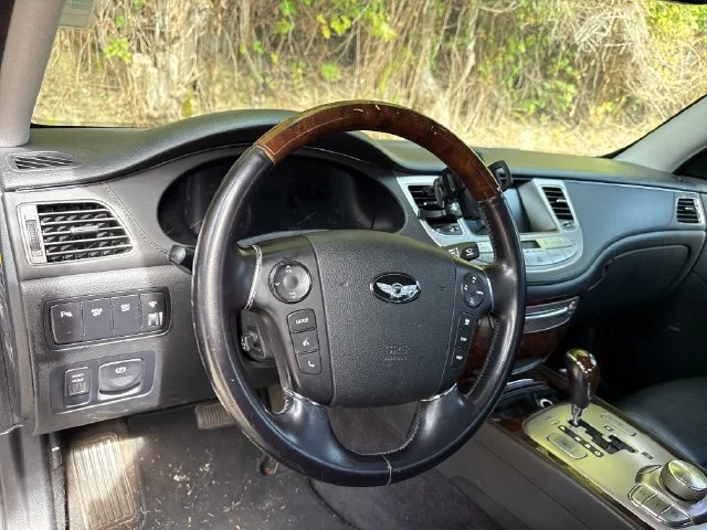 Used 2011 Black Noir Pearl Hyundai 4.6 image 17