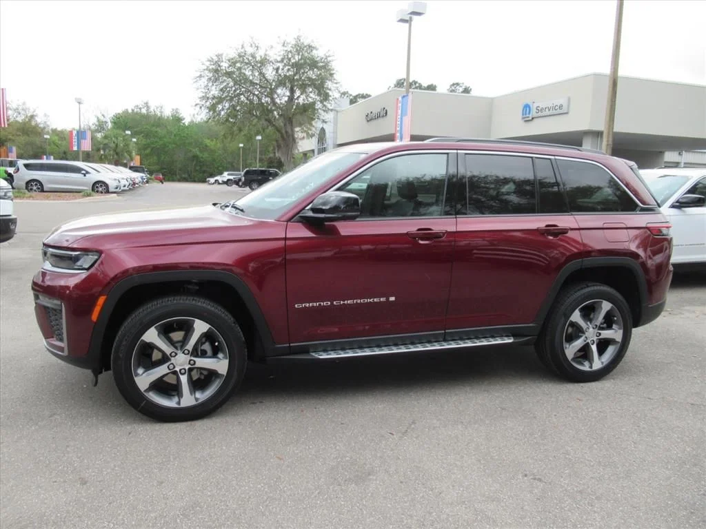 New 2026 Velvet Red Pearl-Coat Exterior Paint Jeep Limited image 4