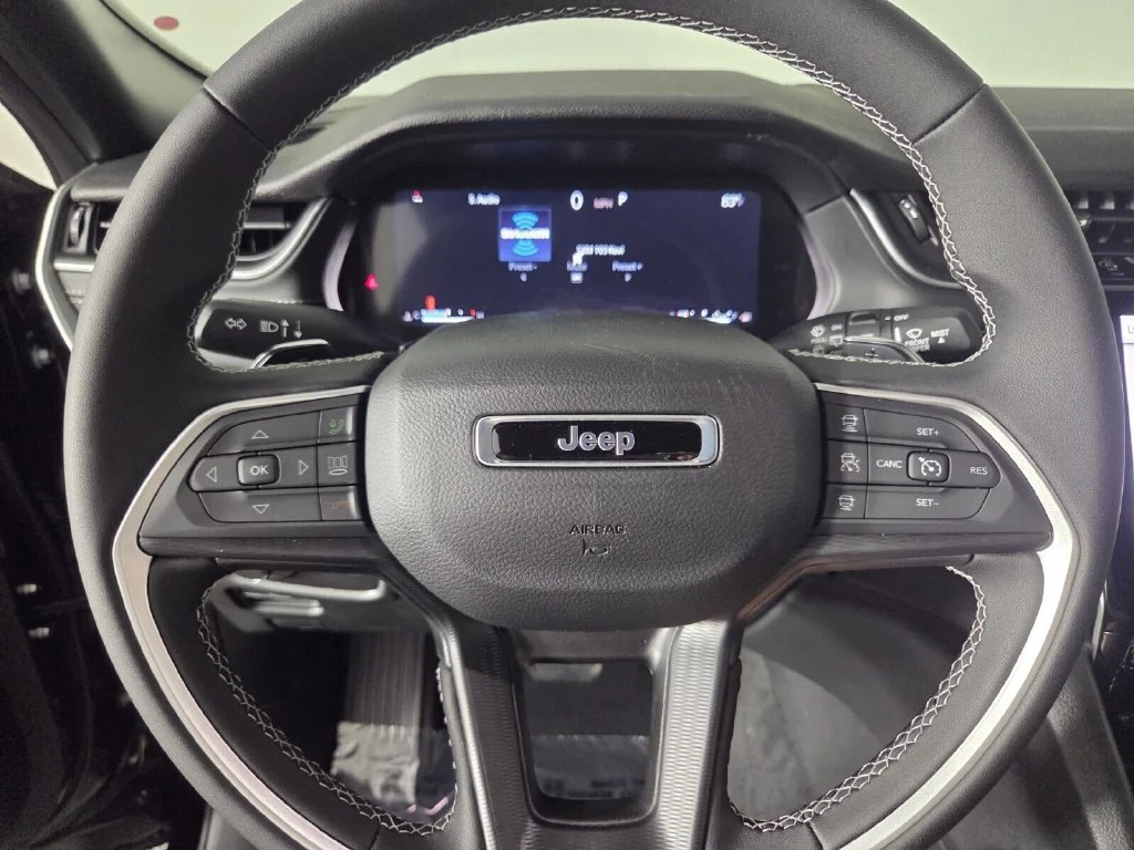New 2027 High-Gloss Black Paint Jeep Laredo image 13