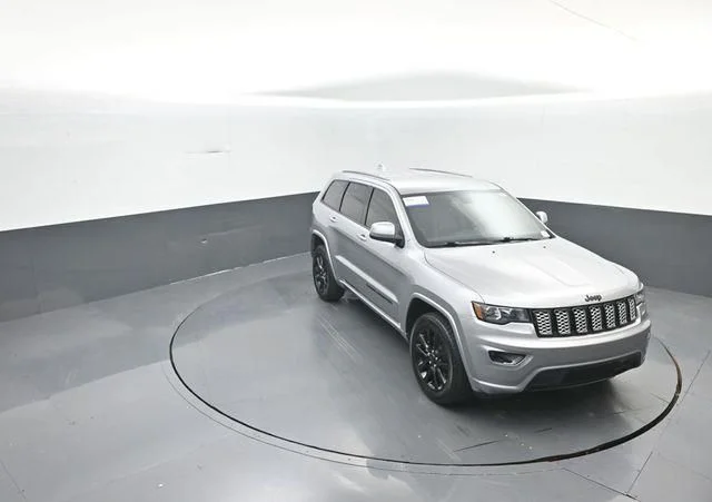 Used 2020 Silver Jeep Altitude image 28