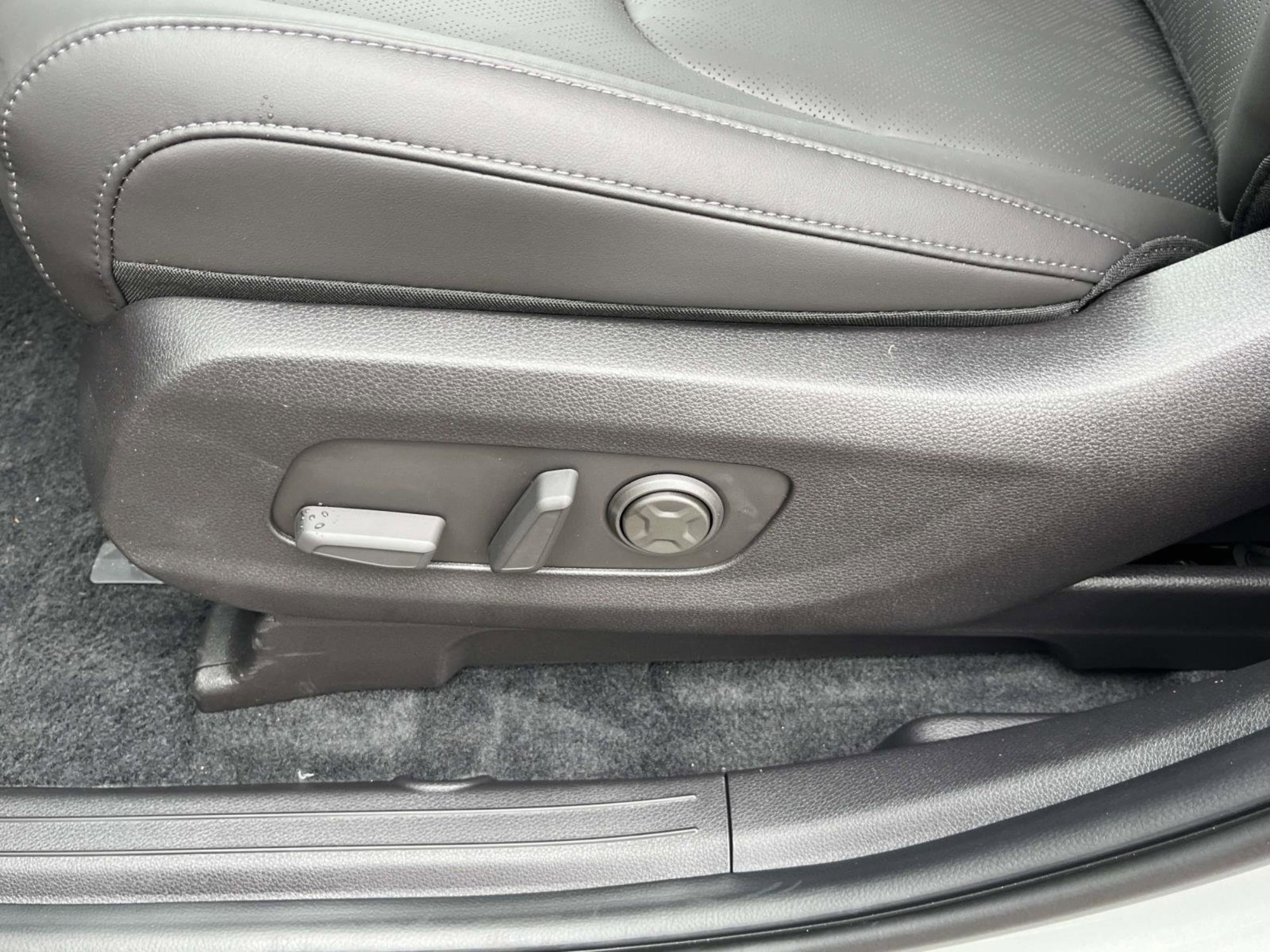 New 2026 Ivory Silver Kia EX image 27