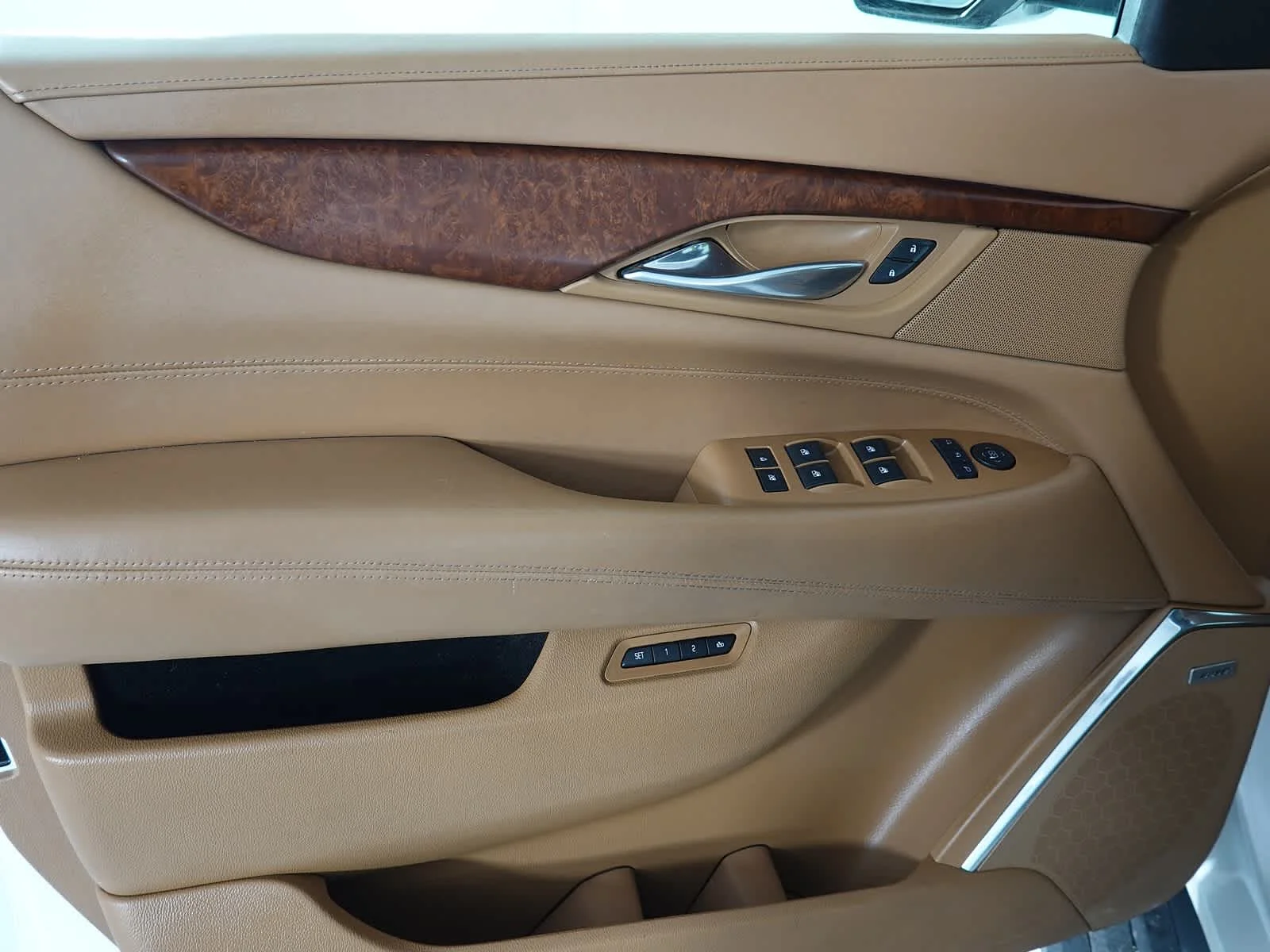 Used 2017 Crystal White Tricoat Cadillac Platinum image 10