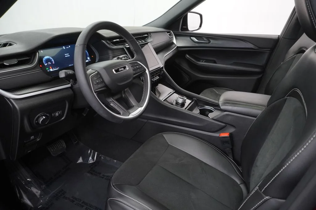 Used 2025 Red Jeep Altitude X image 17