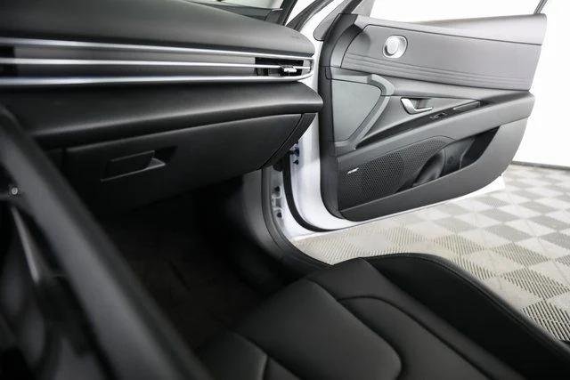 2025 Hyundai Elantra Limited - Photo 47