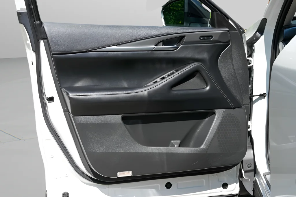 Used 2024 White INFINITI LUXE image 32