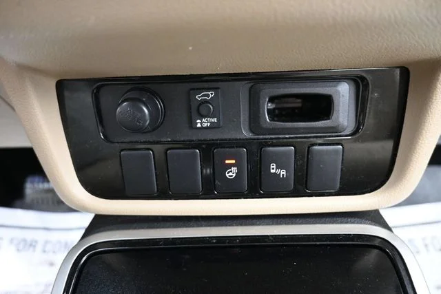 Used 2018 Red Mitsubishi GT image 17