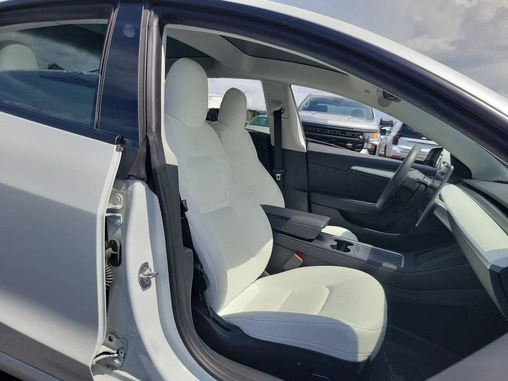 Used 2022 White Tesla RWD image 26