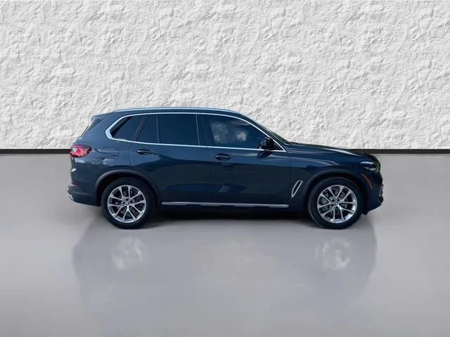 Used 2022 Arctic Grey Metallic BMW sDrive40i image 2