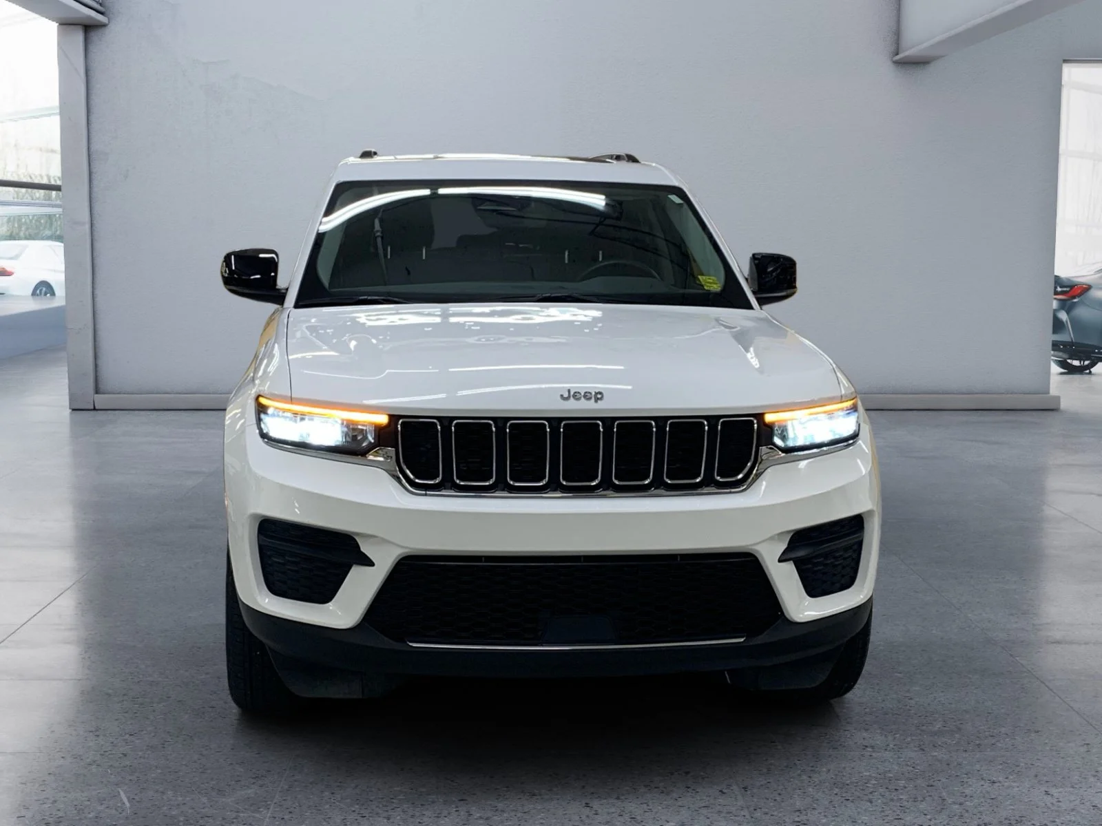 Used 2023 White Jeep Laredo image 8