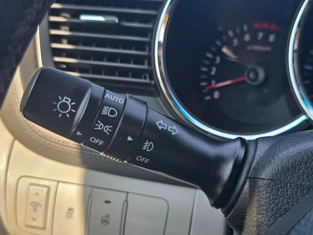 Used 2013 Silver Kia EX image 24