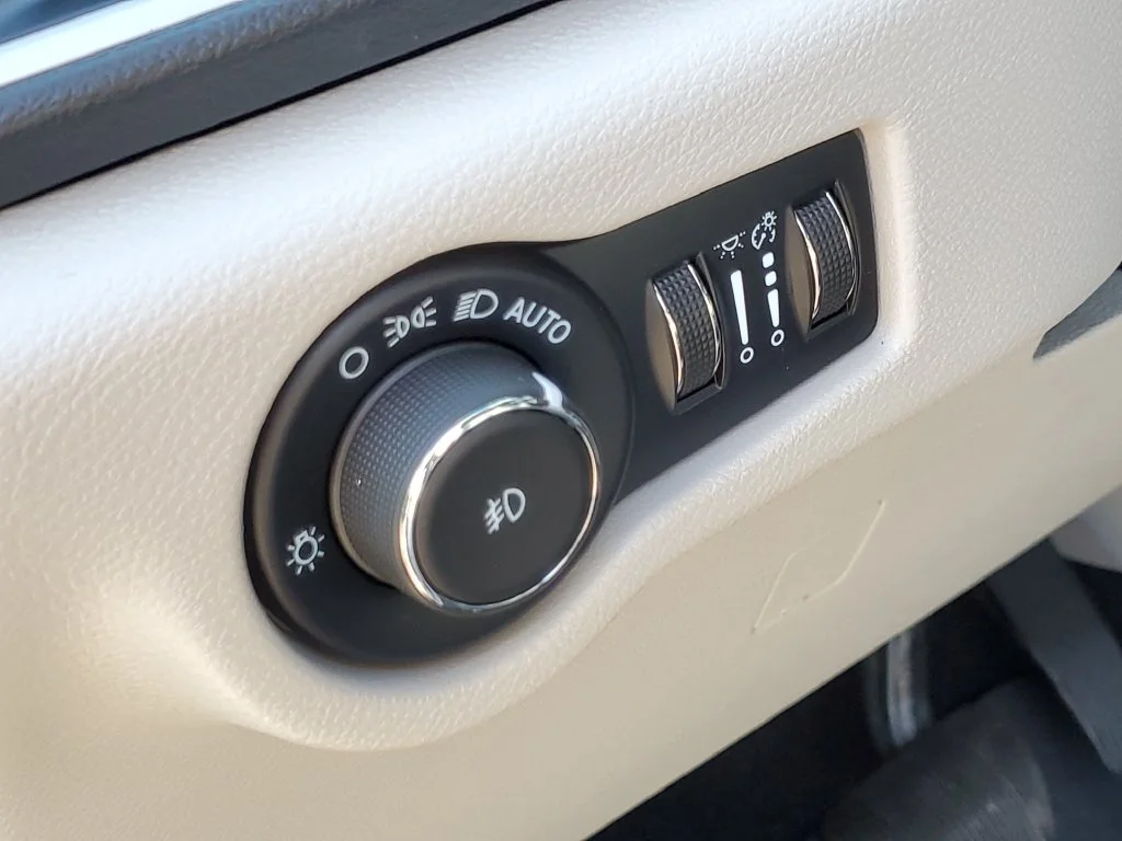 Used 2022 Black Chrysler Touring L image 9