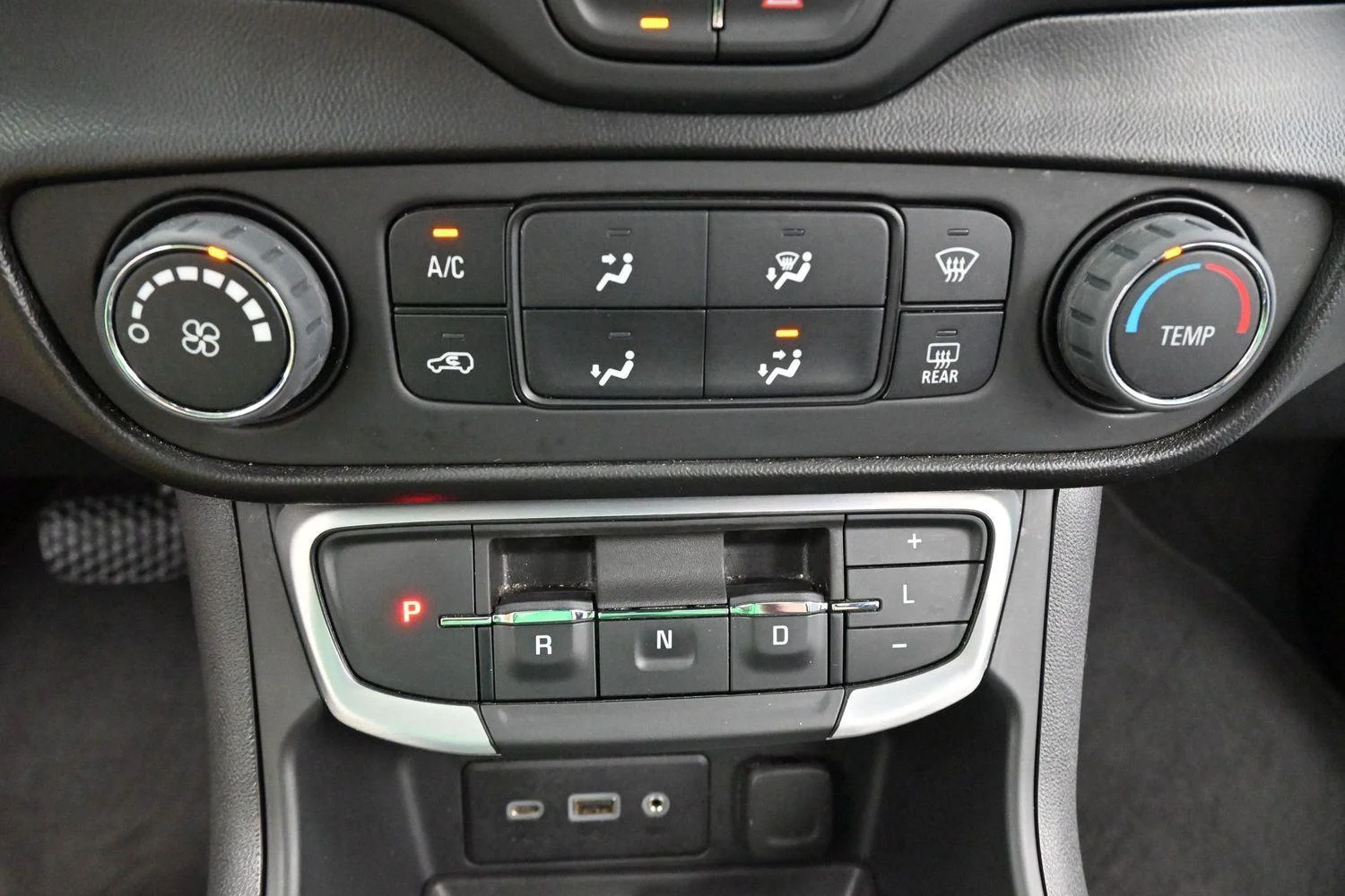 Used 2022 Summit White GMC SLE image 23