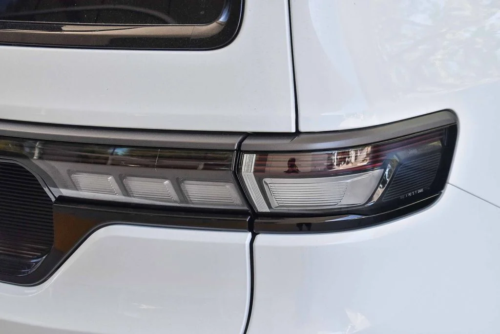 New 2026 Bright White Clear-Coat Exterior Paint Jeep ALTITUDE image 7