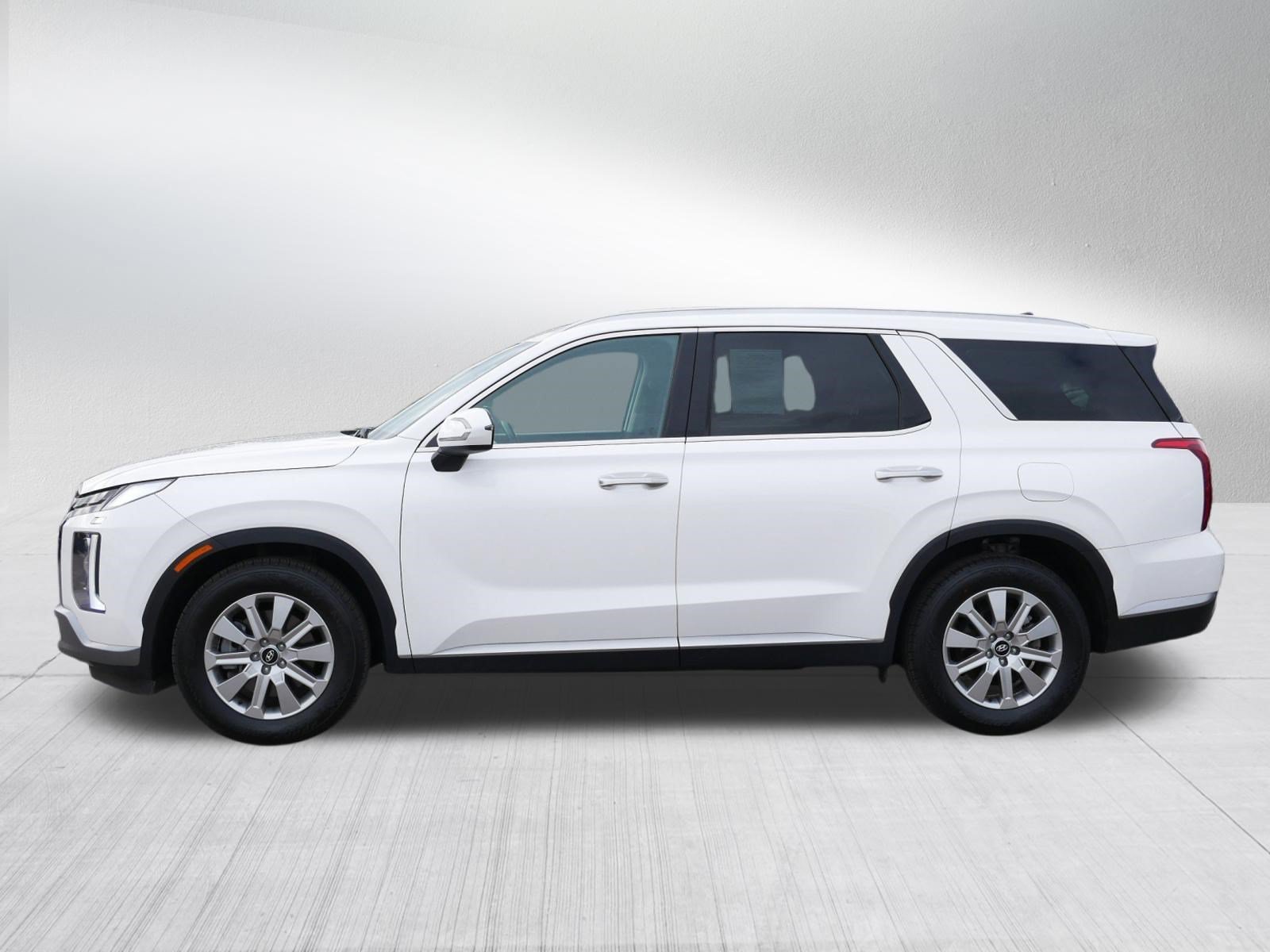 Certified Used 2024 Hyper White Hyundai SEL 7P image 4
