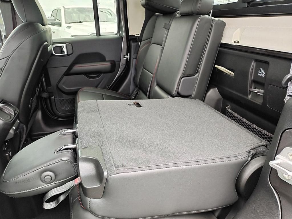New 2026 Granite Crystal Metallic Clear-Coat Exterior Paint Jeep Rubicon X image 34