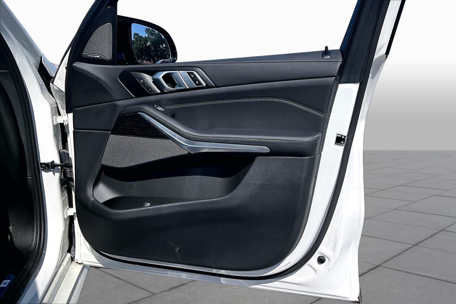 Used 2025 Mineral White Metallic BMW M60i image 20