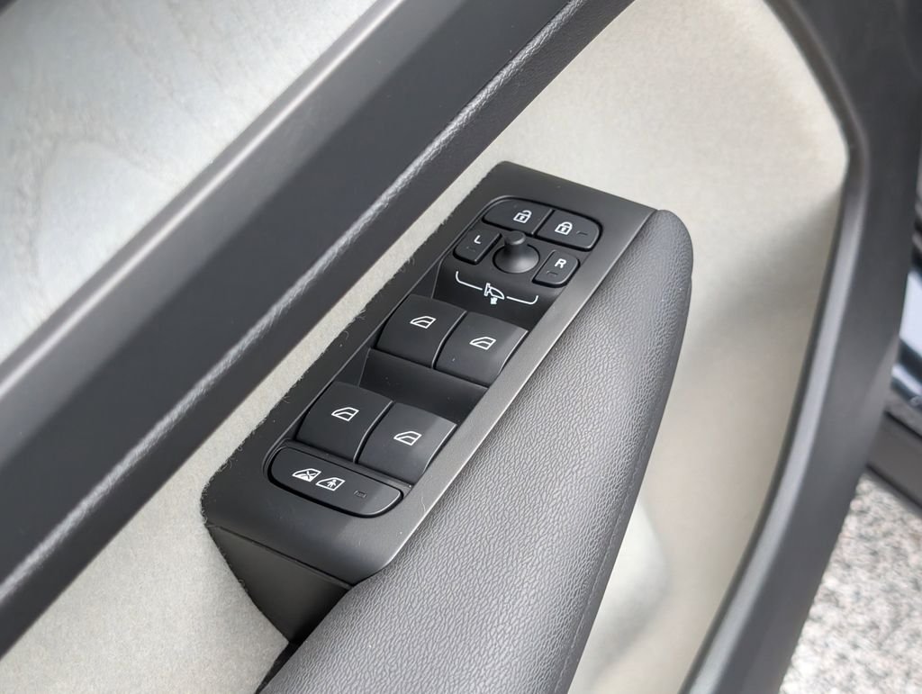 2026 Volvo XC40 Ultra - Photo 13