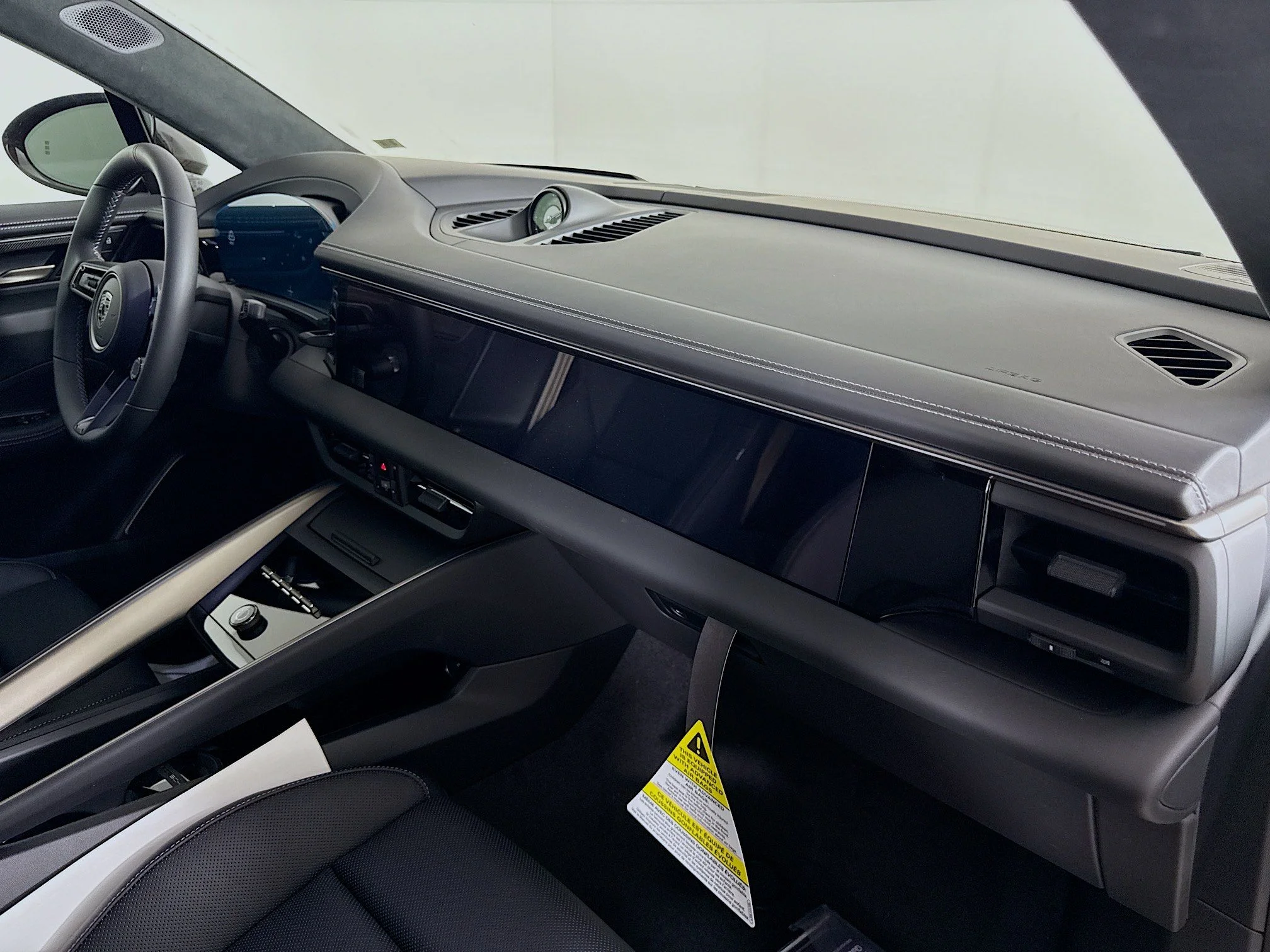 2025 Porsche Macan Turbo Electric - Photo 22