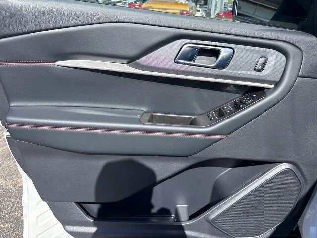 New 2026 Star White Metallic Tri-Coat Ford ST-Line image 43