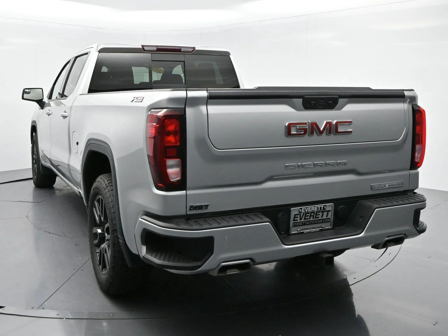 Used 2022 Quicksilver Metallic GMC Elevation image 6