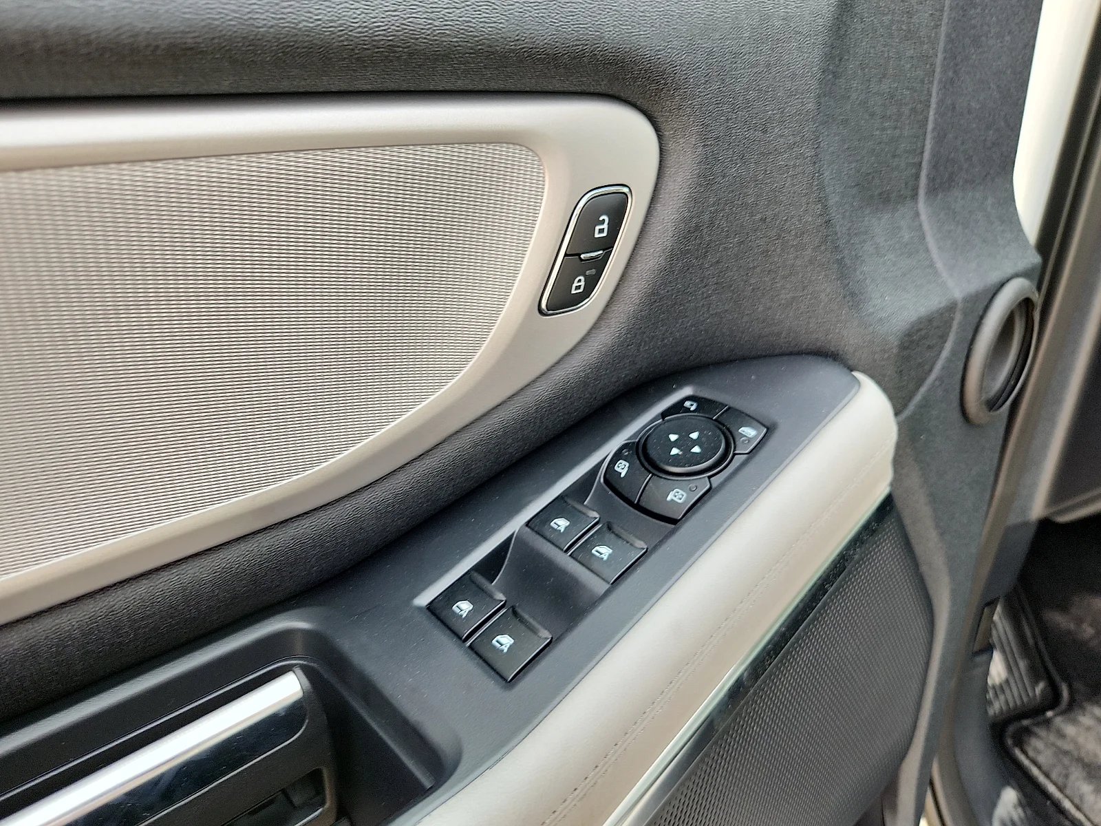 New 2027 Star White Metallic Tri-Coat Ford MAX Active image 19