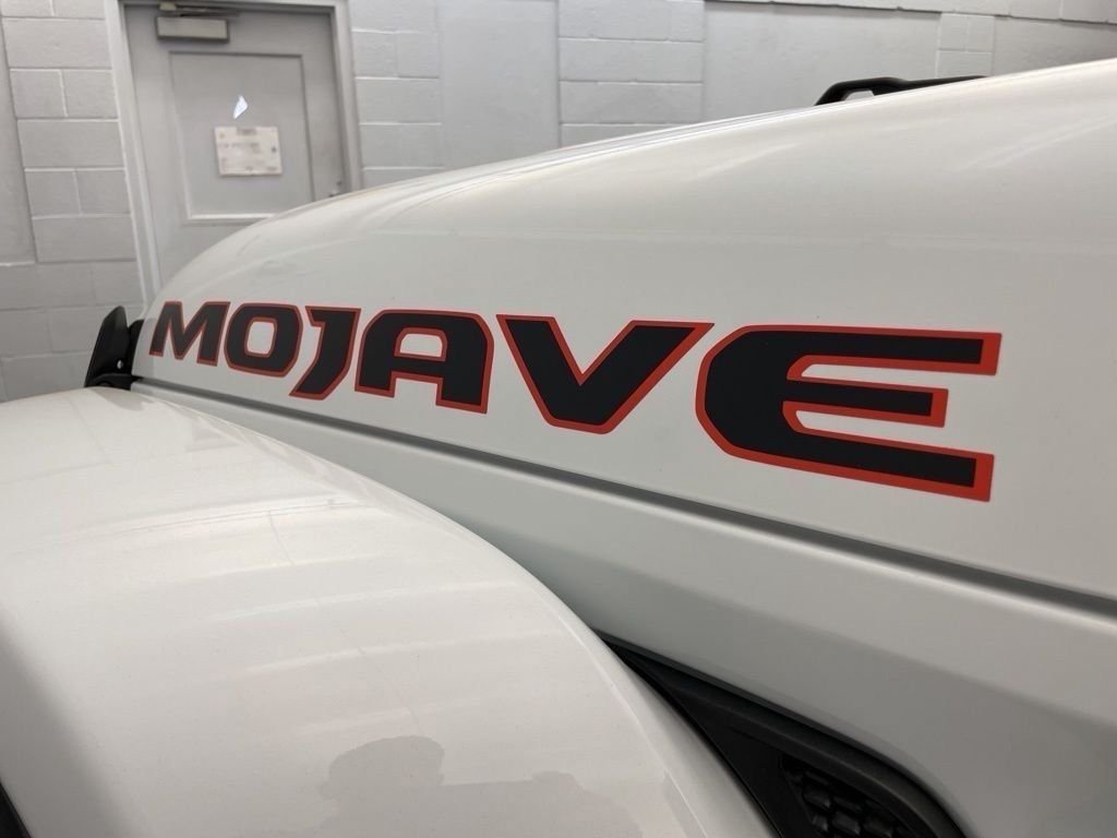 New 2026 Bright White Clear-Coat Exterior Paint Jeep Mojave X image 9