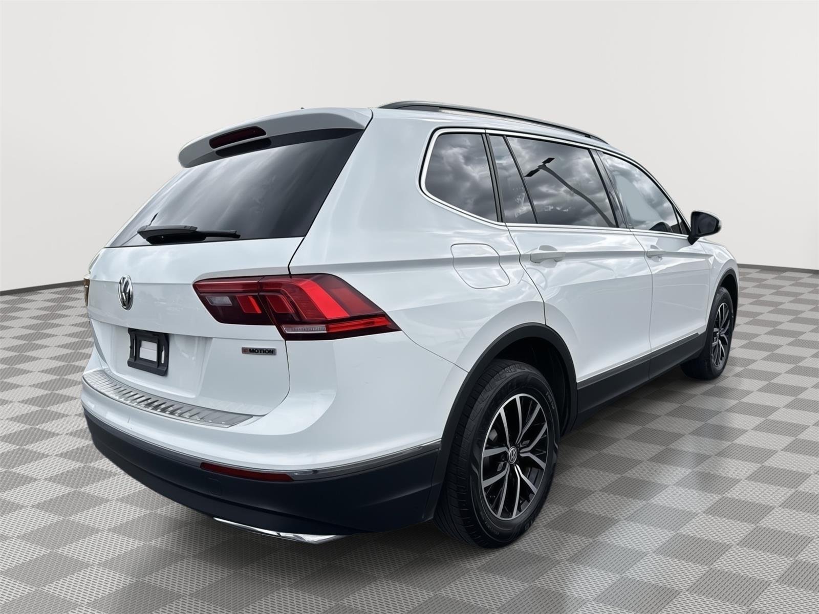 Used 2021 Pure White Volkswagen SE image 14