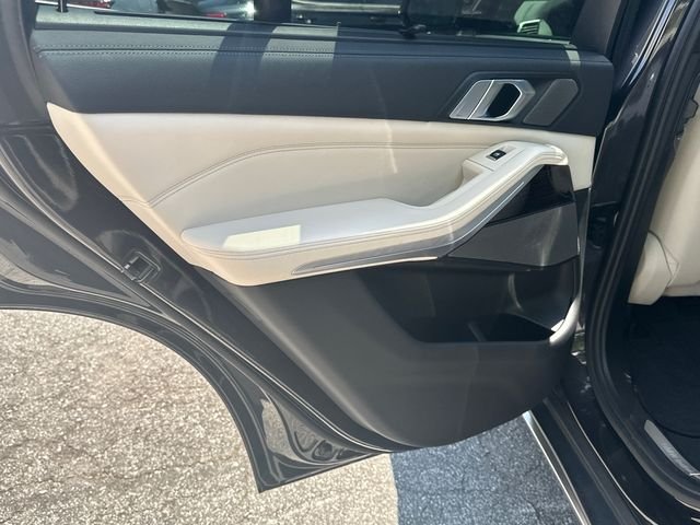 Used 2021 Gray BMW xDrive40i image 22