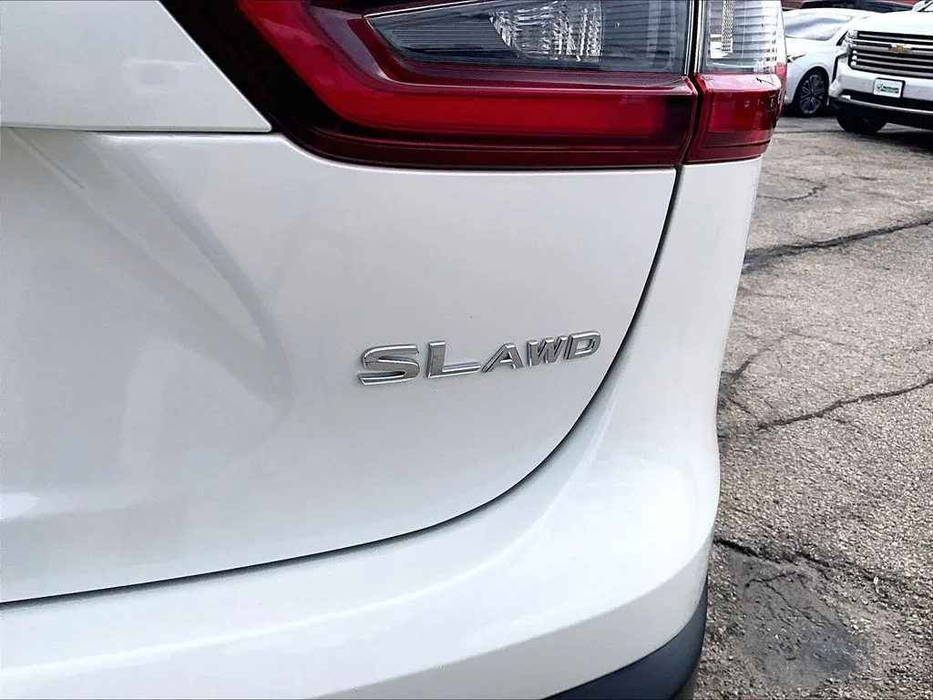 Used 2022 White Nissan SL image 27