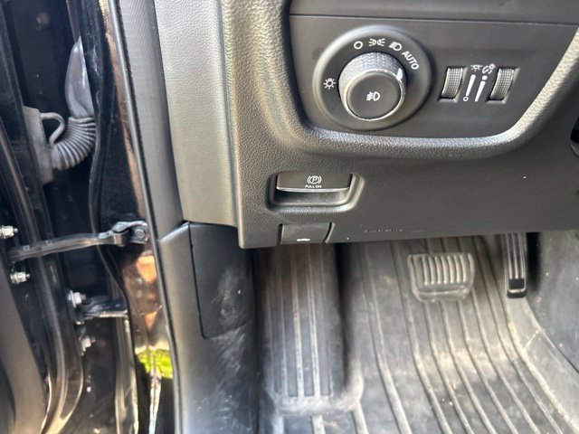 Used 2023 Diamond Black Crystal Pearlcoat Jeep Limited image 18