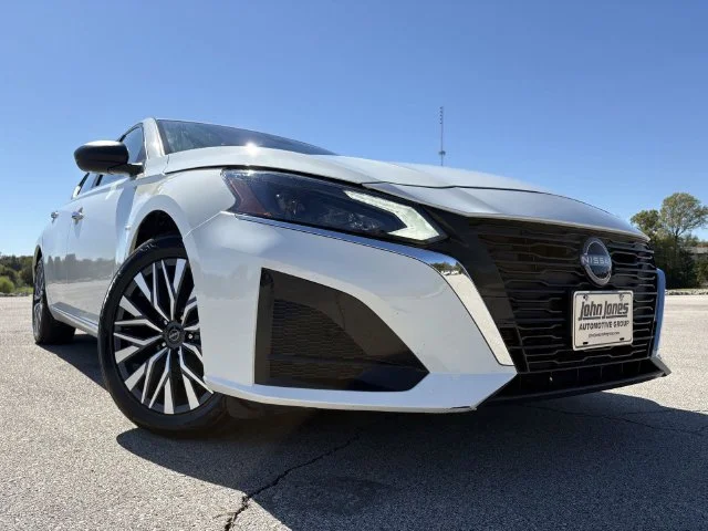 Used 2025 White Nissan 2.5 SV image 16