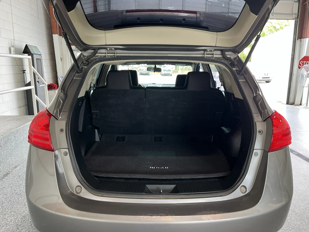 Used 2014  Nissan S image 7