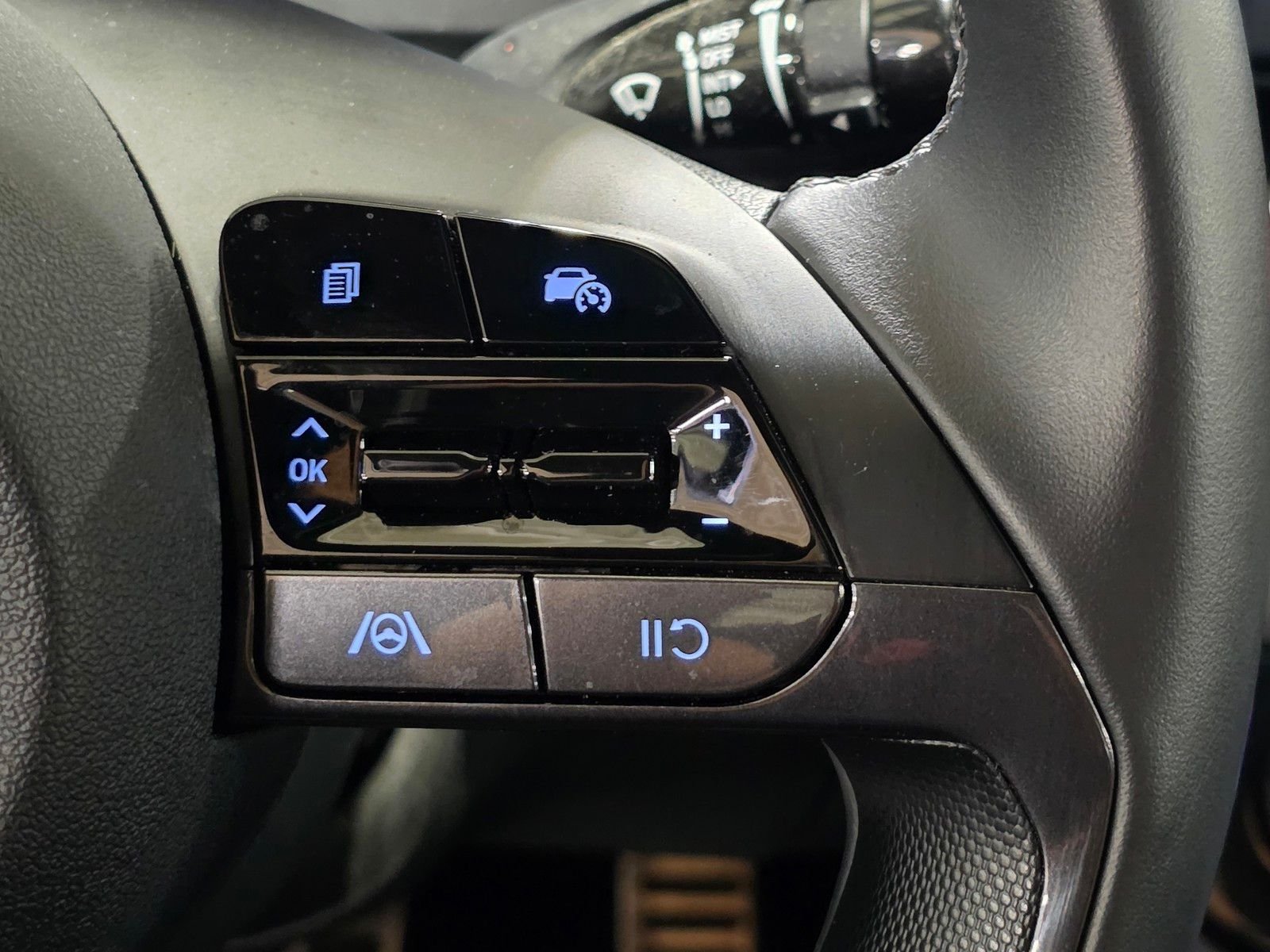 Used 2025 Abyss Black Hyundai SEL Sport image 31